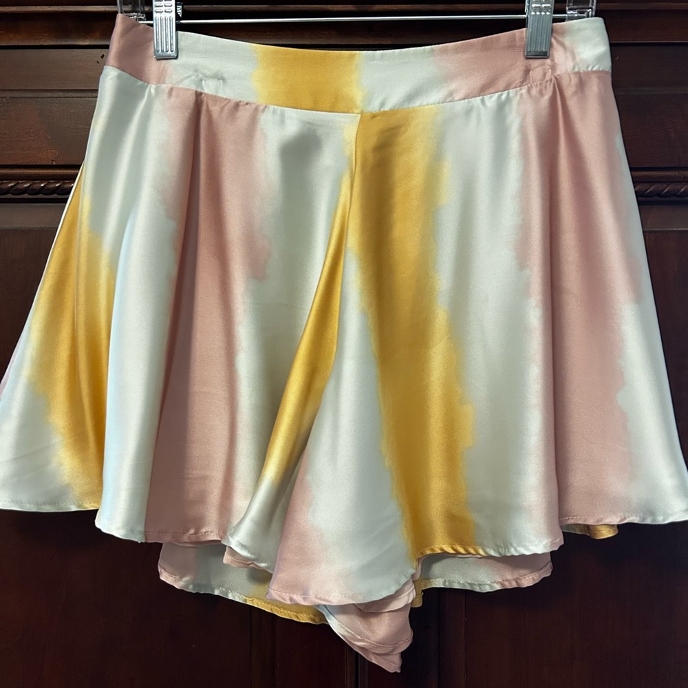 ADRIENNE flowy satin shorts 🩵💕💛